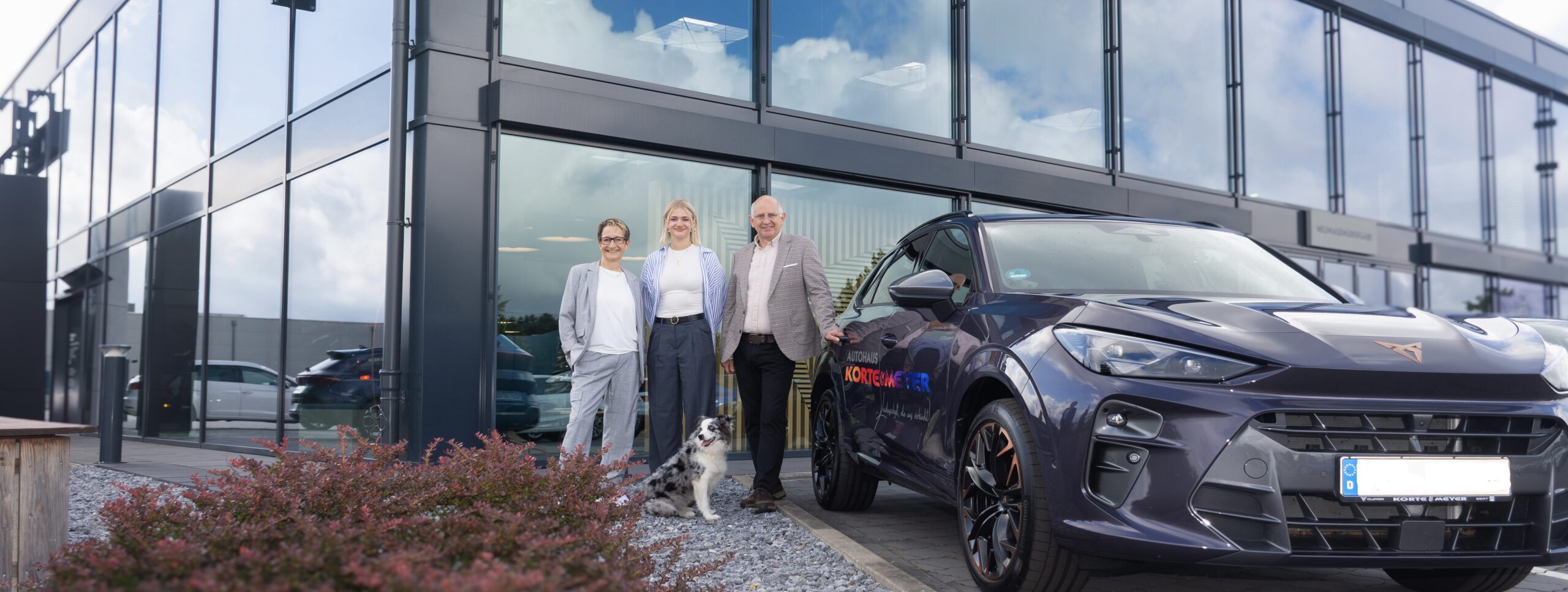 Das Team von Korte & Meyer vor dem Autohaus